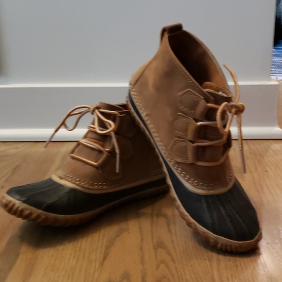 sorel low duck boots